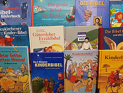 Rund 200 deutschsprachige Kinderbibeln findet man in Buchhandlungen oder im Internet.